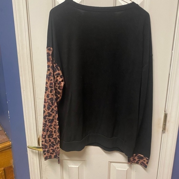 Cozy Red Leopard Print Oversized Sweater Top
New without tag. - Picture 5 of 8